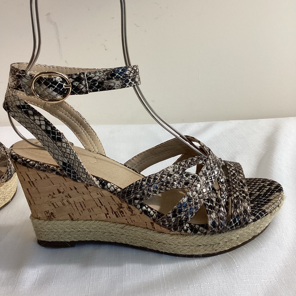 Comfort Snakeskin Ankle Strap Wedge Sandals Size 8 - Picture 2 of 13
